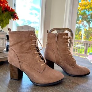 Size 9 warm/tan fall boots. Minimally worn. Not sure of the brand.